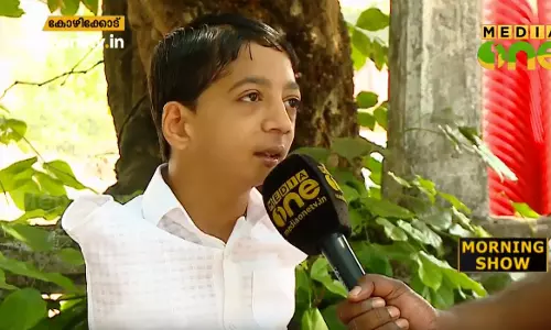 സ്‌കൂള്‍ അപ്‌ഗ്രേഡ് ആവശ്യപ്പെട്ട് ഭിന്നശേഷിക്കാരനായ കുട്ടിയുടെ പ്രതിഷേധം