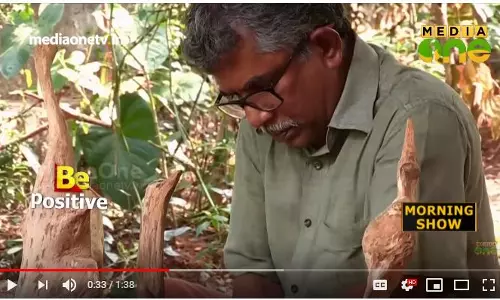 പ്രളയം സമ്മാനിച്ച തേക്ക് മരത്തിന്റെ വേരിൽ പ്രളയ സ്മാരകം  