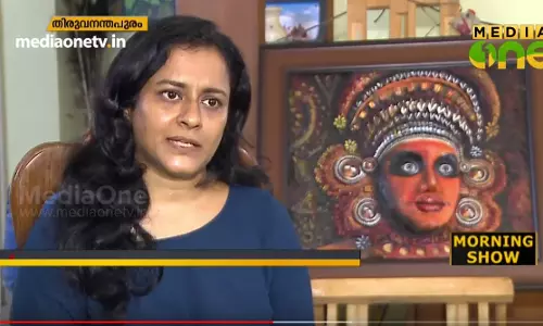 വീട് നിറയെ കലാ സൃഷ്ടികളുമായി ഒരമ്മയും മക്കളും