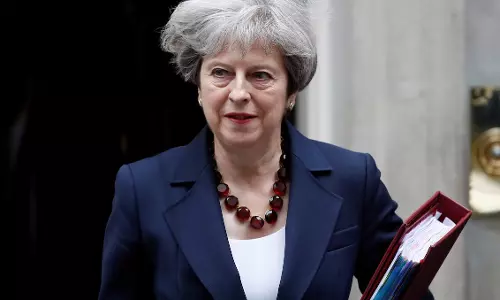 രാഷ്ട്രീയ സമ്മര്‍ദ്ദങ്ങള്‍ക്ക് വഴങ്ങി തെരേസ മേ