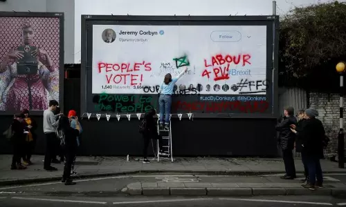 ബ്രിട്ടനില് ലേബര് പാര്ട്ടിയില് പൊട്ടിത്തെറി; ഏഴ് എംപിമാര് രാജിവെച്ചു ബ്രിട്ടനില് ലേബര് പാര്ട്ടിയില് പൊട്ടിത്തെറി; ഏഴ് എംപിമാര് രാജിവെച്ചു