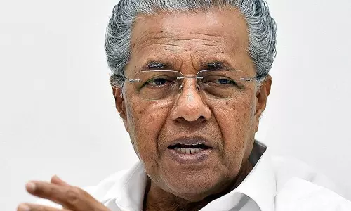 സർക്കാർ പരിപാടിയിൽ ഊരിപ്പിടിച്ച വടിവാൾ സർക്കാർ പരിപാടിയിൽ ഊരിപ്പിടിച്ച വടിവാൾ