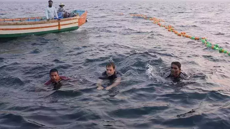 കൂടെയുള്ള ആർക്കും അറിയില്ല ബോട്ടിലുള്ളത് രാഹുലാണെന്ന്..!: ഹിറ്റായി ഫിഷിങ് ഫ്രീക്കിന്റെ യൂട്യൂബ് വ്ലോ​ഗ്