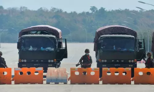 മ്യാൻമറിൽ പട്ടാളം പിടിമുറുക്കുന്നു