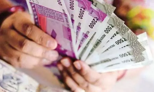 ബാങ്ക് ജീവനക്കാര്‍ക്കു പകരം സി.പി.എം പ്രവര്‍ത്തകരെക്കൊണ്ട് ക്ഷേമ പെന്‍ഷനുകള്‍ വിതരണം ചെയ്യിക്കുന്നതായി പരാതി