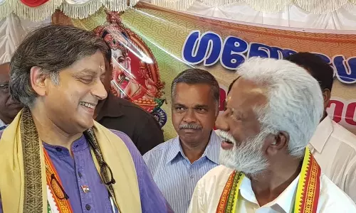 തരൂര് ഷാള് നല്കിയപ്പോള് താമരപ്പൂ തിരികെ നല്കി കുമ്മനം തരൂര് ഷാള് നല്കിയപ്പോള് താമരപ്പൂ തിരികെ നല്കി കുമ്മനം