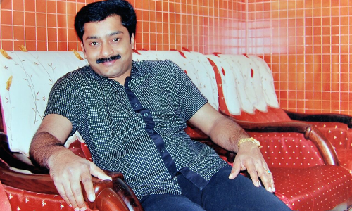 കണ്ണുമടച്ച് തല പ്രവീണിന് കൊടുത്തോളൂ... സ്വന്തം കണ്ണ് കൂടി കെട്ടി പ്രവീണ് തകര്പ്പന് ഹെയര് സ്റ്റൈലാക്കി തിരിച്ചുതരും കണ്ണുമടച്ച് തല പ്രവീണിന് കൊടുത്തോളൂ... സ്വന്തം കണ്ണ് കൂടി കെട്ടി പ്രവീണ് തകര്പ്പന് ഹെയര് സ്റ്റൈലാക്കി തിരിച്ചുതരും