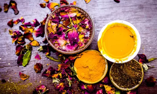 ചര്‍മത്തിന് ദോഷം ചെയ്യാത്ത ബ്ലീച്ച്; ഇതാ ചില നാടന്‍ പൊടിക്കൈകള്‍