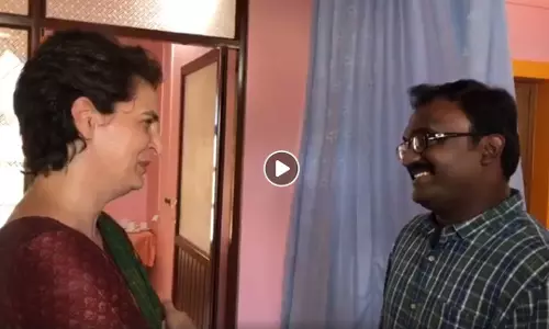 റോഡ് ഷോക്കിടെ വാഹനത്തില്‍ നിന്നും വീണ് പരിക്കേറ്റ മാധ്യമപ്രവര്‍ത്തകനെ വീണ്ടും പ്രിയങ്ക കണ്ടപ്പോള്‍