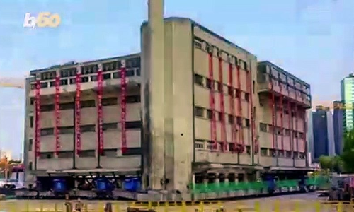 നടന്നു പോകുന്ന ഒരു സ്കൂള്‍: വൈറലായി ചൈനയില്‍ നിന്നുള്ള വീഡിയോ