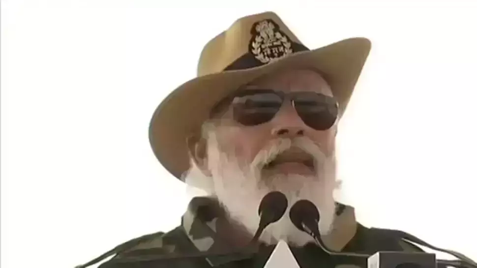 ജയ്സാൽമീർ പട്ടാള ക്യാമ്പിൽ സൈനികർക്കൊപ്പം പ്രധാനമന്ത്രിയുടെ ദീപാവലി ആഘോഷം