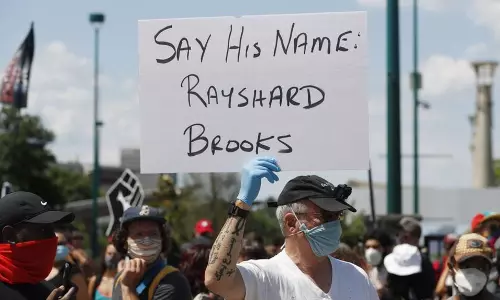 അമേരിക്കയില്‍ വീണ്ടും പൊലീസ് ക്രൂരത: കറുത്തവര്‍ഗക്കാരനെ വെടിവെച്ചുകൊന്നു