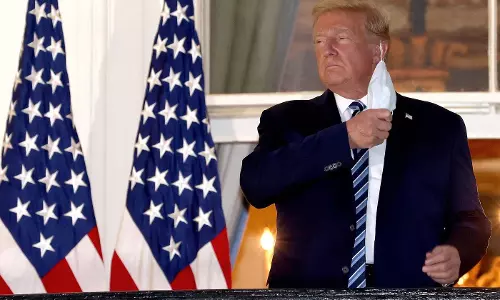 ട്രംപ് ആശുപത്രി വിട്ടു; കോവിഡ് പോസിറ്റീവായിരിക്കെ മാസ്ക് അഴിച്ച് ജനങ്ങളെ അഭിസംബോധന ചെയ്തു