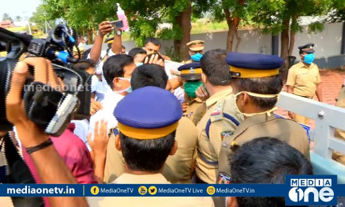 കൊറോണ ക്യാമ്പല്ല, ലേലമാണ്, അകത്ത് ആളില്ലെങ്കിലും പുറത്താളുണ്ട്..