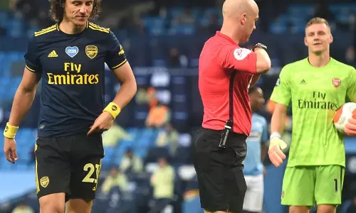 പിഴവുകളുടെ കെട്ടഴിച്ച് ഡേവിഡ് ലൂയിസ്; മാഞ്ചസ്റ്റര്‍ സിറ്റി 3-0 അഴ്‌സണല്‍