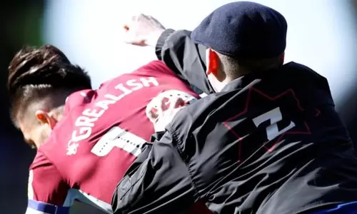 ഗ്രൗണ്ടിലെത്തി കളിക്കാരനെ അടിച്ച് വീഴ്ത്തി; സഹതാരങ്ങള് പിടികൂടി സുരക്ഷാ ഉദ്യോഗസ്ഥര്ക്ക് കൈമാറി ഗ്രൗണ്ടിലെത്തി കളിക്കാരനെ അടിച്ച് വീഴ്ത്തി; സഹതാരങ്ങള് പിടികൂടി സുരക്ഷാ ഉദ്യോഗസ്ഥര്ക്ക് കൈമാറി