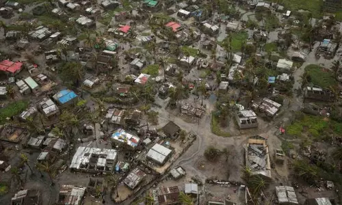 ഇഡായ് ചുഴലിക്കാറ്റ്: മരിച്ചവരുടെ എണ്ണം 700 കവിഞ്ഞു ഇഡായ് ചുഴലിക്കാറ്റ്: മരിച്ചവരുടെ എണ്ണം 700 കവിഞ്ഞു