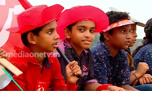 വോട്ട് ചെയ്യാനാകില്ലെങ്കിലും വോട്ട് വഴിയില്‍ ഇവരുമുണ്ടായിരുന്നു..ഈ കുട്ടിക്കൂട്ടങ്ങള്‍