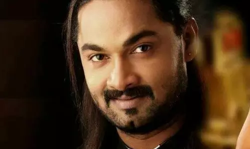 വെള്ളിത്തിരയിൽ വില്ലൻ വേഷങ്ങളിലൂടെ ശ്രദ്ധേയനായ കവിരാജാണ് അതിഥിയില്‍