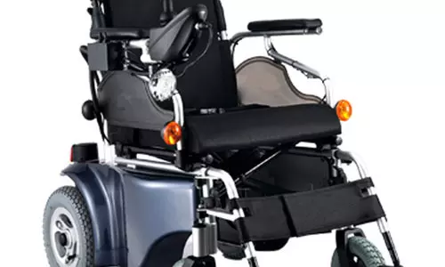 സഹപാഠിക്ക് ഇലക്ട്രോണിക് വീൽചെയർ സമ്മാനിച്ച് വേറിട്ട യാത്രയയപ്പ്   