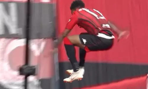 ഗോളടിച്ചതിന് ഇങ്ങനെയൊക്കെ ചാടിയാലോ?  