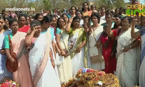 മഹിളാ കോൺഗ്രസ് ഒന്നടങ്കം പെരിയയിൽ മഹിളാ കോൺഗ്രസ് ഒന്നടങ്കം പെരിയയിൽ