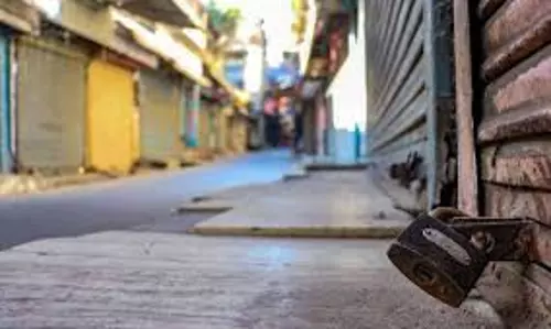 ലോക്ക്ഡൌണിന് മുമ്പേ കടകള്‍ക്ക് ലോക്കിട്ട് വ്യാപാരികള്‍