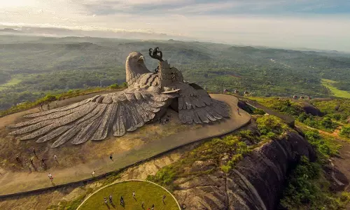 ജഡായുവിന്റെ ചിറകുകളില്‍