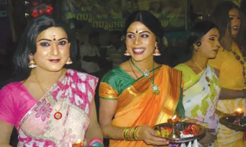 കണ്ണെഴുതി പൊട്ട് തൊട്ട് പുരുഷാംഗനമാര്‍; ആഘോഷമായി കൊറ്റംകുളങ്ങരയിലെ ചമയവിളക്ക്