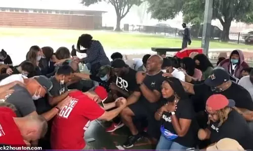 കറുത്ത വംശജര്‍ക്ക് മുന്നില്‍ മുട്ടുകുത്തി മാപ്പിരന്ന് അമേരിക്കയിലെ വെള്ളക്കാര്‍: വീഡിയോ വൈറല്‍