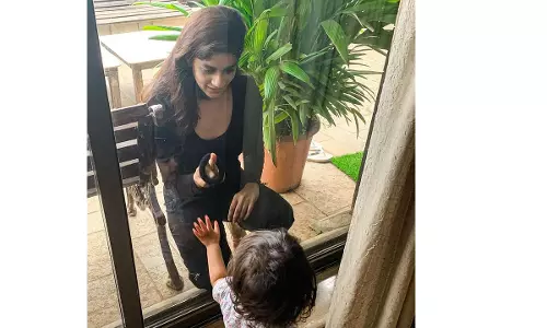 ജാലകച്ചില്ലിനപ്പുറത്ത് കുഞ്ഞുവിരലുകള് തൊട്ട് ഒന്നരവയസുകാരി; ചേര്ത്തണക്കാന് പോലുമാകാതെ നിസ്സഹയായി കോവിഡ് രോഗിയായ അമ്മയും ജാലകച്ചില്ലിനപ്പുറത്ത് കുഞ്ഞുവിരലുകള് തൊട്ട് ഒന്നരവയസുകാരി; ചേര്ത്തണക്കാന് പോലുമാകാതെ നിസ്സഹയായി കോവിഡ് രോഗിയായ അമ്മയും