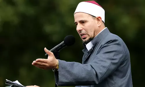 വെടിവെപ്പിനു സാക്ഷിയായിരുന്ന ഇമാം പ്രധാനമന്ത്രി അടക്കമുള്ളവരുടെ സദസ്സിൽ നടത്തിയ ഹൃദയ സ്പർശിയായ ജുമുഅ പ്രഭാഷണം വെടിവെപ്പിനു സാക്ഷിയായിരുന്ന ഇമാം പ്രധാനമന്ത്രി അടക്കമുള്ളവരുടെ സദസ്സിൽ നടത്തിയ ഹൃദയ സ്പർശിയായ ജുമുഅ പ്രഭാഷണം