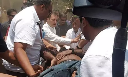 റോഡ് ഷോക്കിടെ വാഹനത്തില്‍ നിന്ന് വീണ മാധ്യമപ്രവര്‍ത്തകന് കൈത്താങ്ങായി രാഹുല്‍, ഒപ്പം പ്രിയങ്കയും