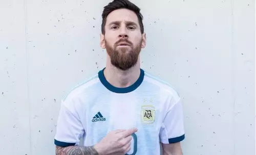 വെനസ്വേലക്കെതിരെ അര്ജന്റീന ഇറങ്ങുന്നത് പുതിയ ജേഴ്സി ധരിച്ച് വെനസ്വേലക്കെതിരെ അര്ജന്റീന ഇറങ്ങുന്നത് പുതിയ ജേഴ്സി ധരിച്ച്