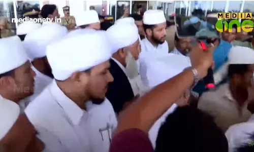 ഗ്രാൻഡ് മുഫ്തിയെ ഒന്ന് കാണണമെന്നും മുത്തണമെന്നും എല്ലാവര്ക്കും ആഗ്രഹമുണ്ടാകില്ലേ? ഗ്രാൻഡ് മുഫ്തിയെ ഒന്ന് കാണണമെന്നും മുത്തണമെന്നും എല്ലാവര്ക്കും ആഗ്രഹമുണ്ടാകില്ലേ?