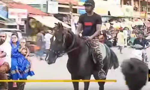 ഷാജി വോട്ട് ചെയ്യാനെത്തിയത് കുതിരപ്പുറത്ത്; കാരണം..