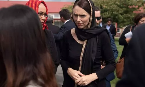 ന്യൂസിലാന്‍റ് മുസ്‌ലിം പള്ളികളിലെ ഭീകരാക്രമണം;  ബന്ധുക്കളെ ആശ്വസിപ്പിക്കാന്‍ പ്രധാനമന്ത്രിയെത്തിയത് ഹിജാബ് ധരിച്ച് 