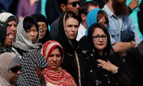 ന്യൂസിലന്ഡ് ശിരോവസ്ത്രമണിഞ്ഞ് അവര്ക്കായി ഒത്തുകൂടി... ന്യൂസിലന്ഡ് ശിരോവസ്ത്രമണിഞ്ഞ് അവര്ക്കായി ഒത്തുകൂടി...