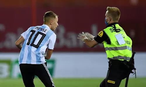 മെസിക്കൊപ്പം സെല്ഫിയെടുക്കാന് മത്സരം തടസപ്പെടുത്തിയ ആരാധകനെതിരെ ക്രിമിനല് നടപടി മെസിക്കൊപ്പം സെല്ഫിയെടുക്കാന് മത്സരം തടസപ്പെടുത്തിയ ആരാധകനെതിരെ ക്രിമിനല് നടപടി