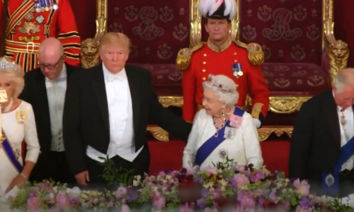 എലിസബത്ത് രാജ്ഞിയോട് ട്രംപിന്റെ പ്രോട്ടോക്കോള് ലംഘനം; വന് വിവാദം എലിസബത്ത് രാജ്ഞിയോട് ട്രംപിന്റെ പ്രോട്ടോക്കോള് ലംഘനം; വന് വിവാദം