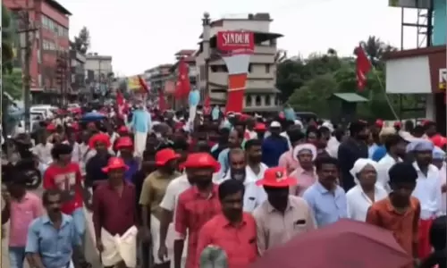 വയനാട്ടിൽ കരുത്തറിയിച്ച് ഇടതുമുന്നണിയുടെ റോഡ് ഷോ