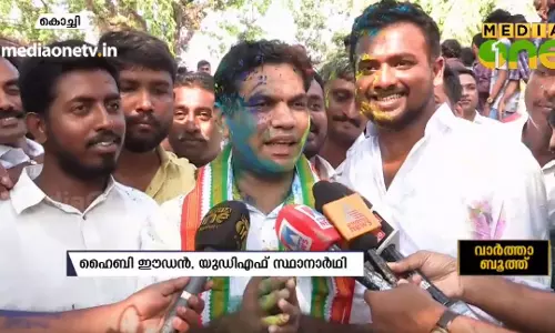 വിദ്യാര്‍ഥികള്‍ക്കൊപ്പം ഹോളിയാഘോഷിച്ച് ഹൈബിയുടെ വോട്ടുപിടിത്തം