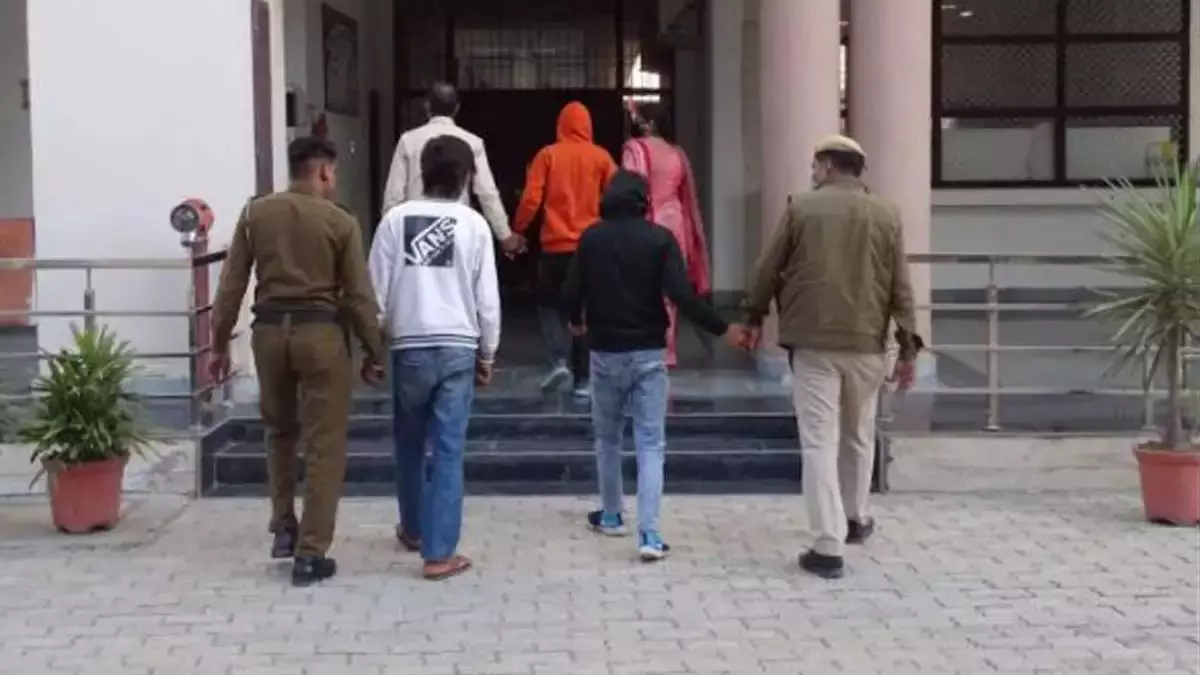 പതിനേഴുകാരിയെ മയക്കുമരുന്ന് നൽകി കൂട്ടബലാത്സ​ഗം ചെയ്തു; മൂന്ന് പേർ പിടിയിൽ