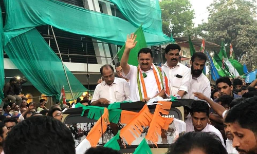 പ്രവര്ത്തകര്ക്ക് ആവേശമായി മുരളീധരന്റെ റോഡ് ഷോ പ്രവര്ത്തകര്ക്ക് ആവേശമായി മുരളീധരന്റെ റോഡ് ഷോ