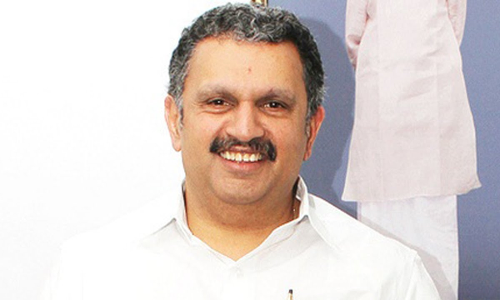 പോരിനിറങ്ങും മുമ്പ് കെ.മുരളീധരൻ അനുഗ്രഹം തേടി പാണക്കാട്ടെത്തി