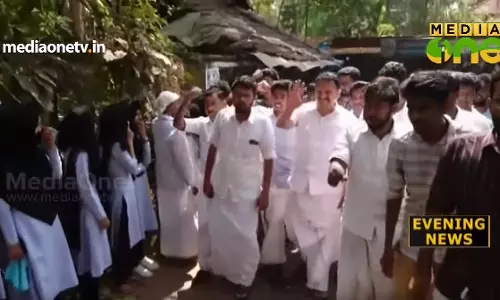 കെ മുരളീധരനെ പേരാമ്പ്ര സി.കെ.ജി കോളജില്‍ എസ്.എഫ്.ഐക്കാര്‍ തടഞ്ഞു