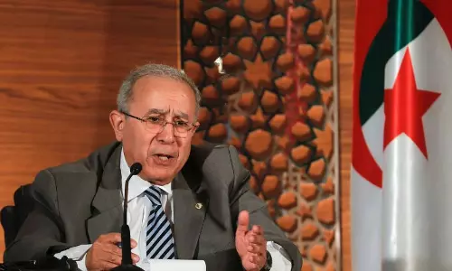 അള്ജീരിയന് പ്രസിഡന്റ് അധികാരം കൈമാറാന് തയാറാണെന്ന് അറിയിച്ച് ഉപ പ്രധാനമന്ത്രി അള്ജീരിയന് പ്രസിഡന്റ് അധികാരം കൈമാറാന് തയാറാണെന്ന് അറിയിച്ച് ഉപ പ്രധാനമന്ത്രി