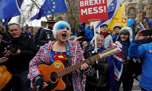 ബ്രക്സിറ്റില് പുകഞ്ഞ് ബ്രിട്ടന്; വീണ്ടും ഹിതപരിശോധന നടത്തണമെന്ന് ആവശ്യം ബ്രക്സിറ്റില് പുകഞ്ഞ് ബ്രിട്ടന്; വീണ്ടും ഹിതപരിശോധന നടത്തണമെന്ന് ആവശ്യം