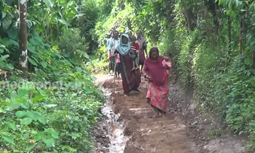 കൈരളി കോളനി നിവാസികള്‍ക്ക് ആകെയുള്ളത് ഈ മണ്‍ വഴിയാണ്.. മഴക്കാലമായതോടെ അത് ചെളി വഴിയായി..