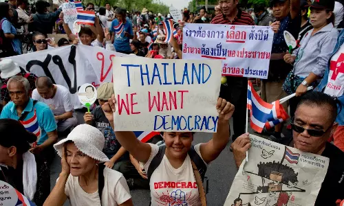 പട്ടാള ഭരണത്തിന് ശേഷം തായ്ലാന്ഡ് ഇന്ന് പോളിംഗ് ബൂത്തിലേക്ക് പട്ടാള ഭരണത്തിന് ശേഷം തായ്ലാന്ഡ് ഇന്ന് പോളിംഗ് ബൂത്തിലേക്ക്